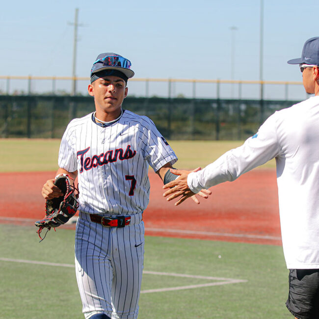 0156_14UTexansBaseballGm1_100525_JM